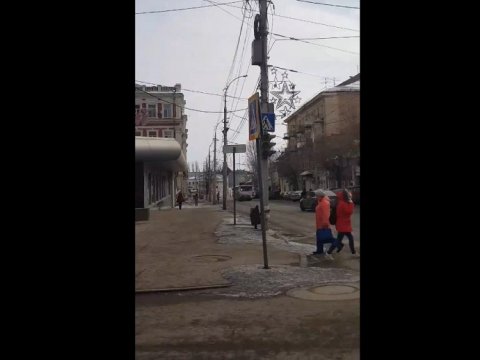 В центре Саратова жители заметили смертельно опасный светофор