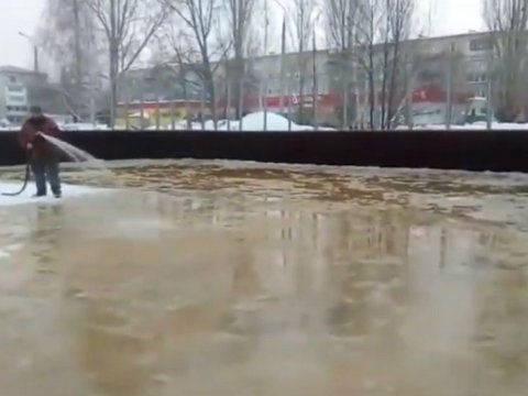 СМИ: В Марксе в предпоследний день зимы залили каток