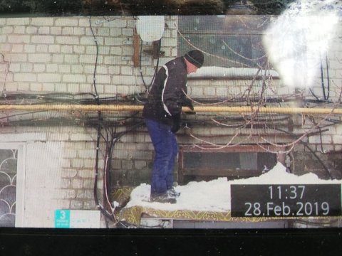 Саратовский коммунальщик с лопатой напал на съемочную группу «Свободных новостей»