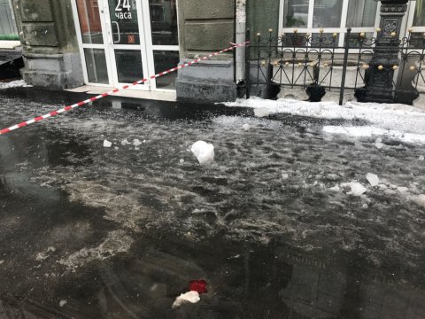 Падение наледи на Московской. Пострадавший пенсионер скончался