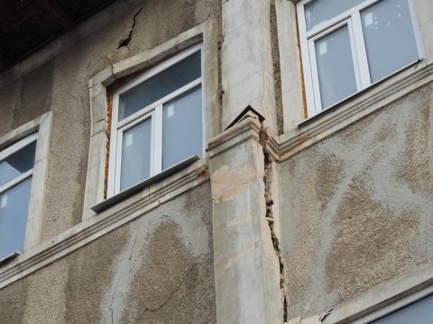 С фасада гостиницы «Россия» отваливается пилястра