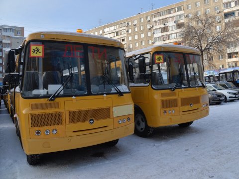 На дороге в Татищевском районе застрял школьный автобус с детьми
