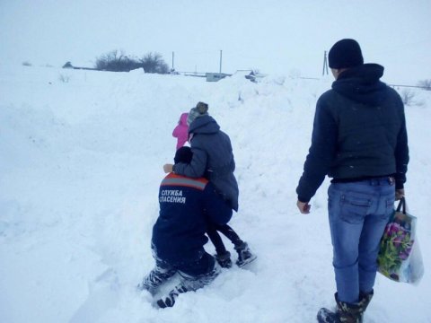 Вольские спасатели помогли госпитализировать трех детей из заснеженного села