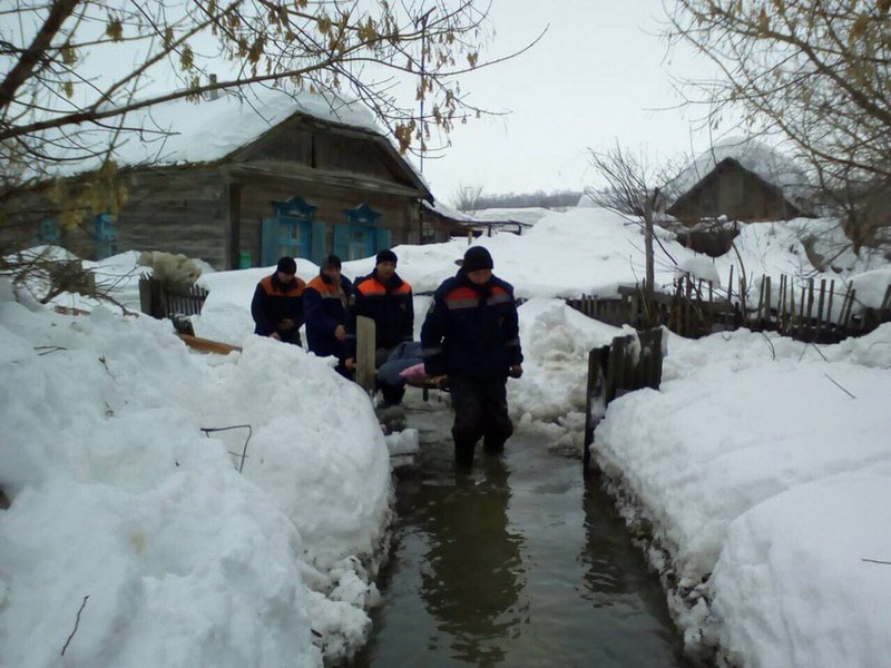 Паводок. Из подтопляемого дома в селе Терса эвакуировали пенсионерку