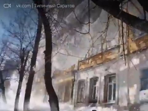 В сети появилось видео схода снежной лавины в центре Саратова