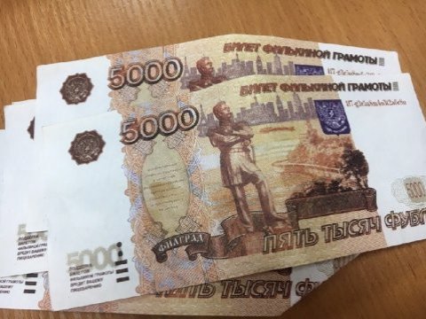 В Саратове девушка расплатилась с курьерами билетами «Банка приколов»