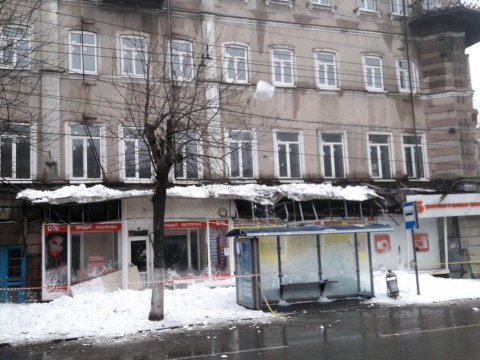На проспекте Кирова снег с крыши разрушил козырьки и вывески магазинов