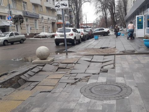 Возле защищаемой родителями саратовской поликлиники провалился тротуар