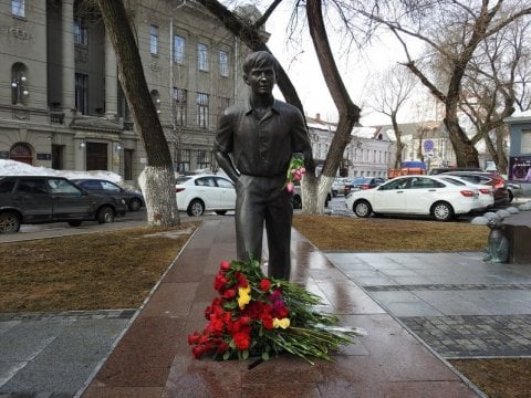 Саратовцы принесли к памятнику Олегу Табакову гору цветов