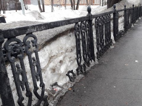 В Саратове сломали чугунную ограду сквера у Театральной площади