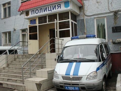 Два саратовских экс-полицейских избили трех административно задержанных