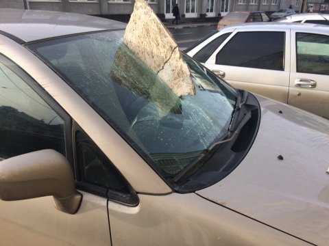 В Саратове около цирка отвалившийся кусок штукатурки пробил лобовое стекло автомобиля 