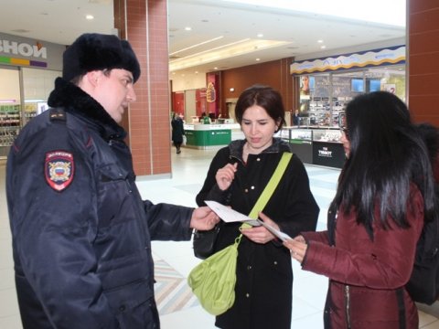 Посетителям ТРЦ «Трумф Молл» саратовские полицейские рассказали о портале «Госуслуги»