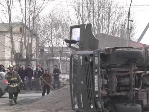 В Балакове в результате столкновения с такси перевернулся КамАЗ с семечками