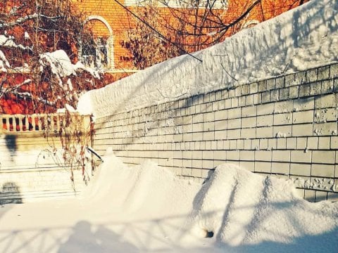 Трагедия в Базарном Карабулаке. Пенсионерка задохнулась в сошедшем с крыши снегу