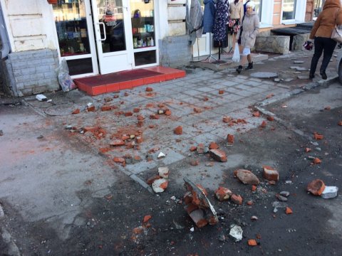 В центре Саратова тротуар завалило кирпичами из старинного здания