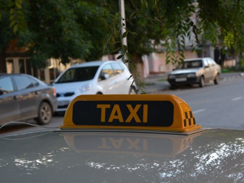 Сервис объявлений выяснил, сколько получают саратовские таксисты