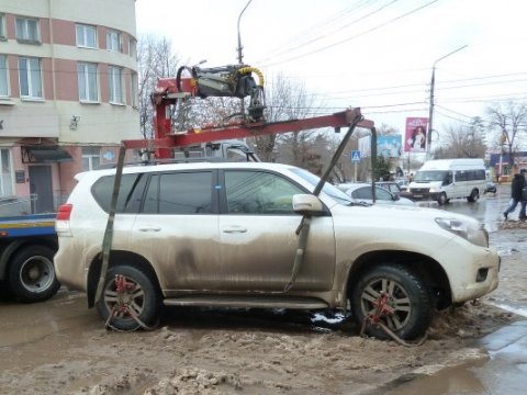 СМИ: В Саратове сотрудники штрафстоянки предлагали ГИБДД по 500 рублей за эвакуированное авто