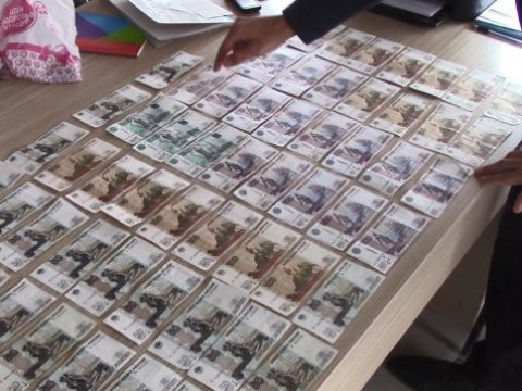 СК: Представители штрафстояночного бизнеса дали сотрудникам саратовской ГИБДД взятку в более чем 150 тысяч рублей
