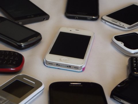 Работник саратовского салона связи украл три планшета и 28 телефонов