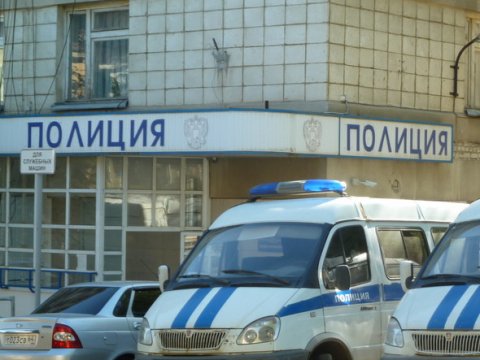 СКР: Саратовский полицейский вымогал у иностранцев взятку в 220 тысяч рублей