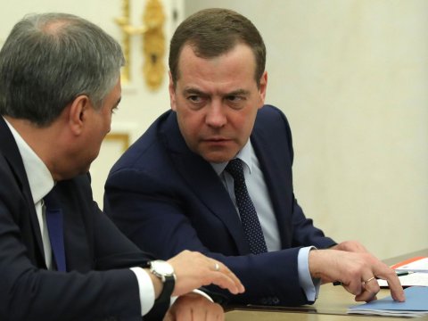 Социологи снова зафиксировали низкий уровень одобрения работы правительства Медведева и Госдумы Володина