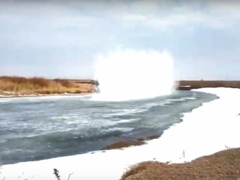 Паводок. В Озинском районе подорвали лед на Солянке