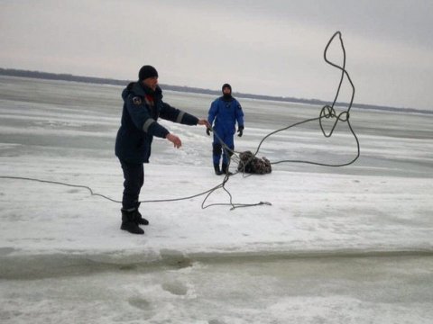 На Волге под Саратовом рыбак провалился на семь метров под лед и погиб