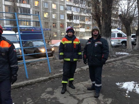 В центре Саратова спасатели отговорили молодого человека прыгать из окна