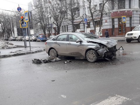 Авария в центре Саратова. В больницу попала водитель «Весты»