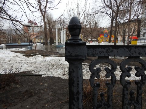 Из Сквера первой учительницы в Саратове украли ограду