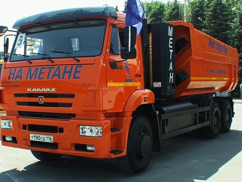 Житель Калининска катался на угнаннном у женщины КамАЗе и протаранил трубу