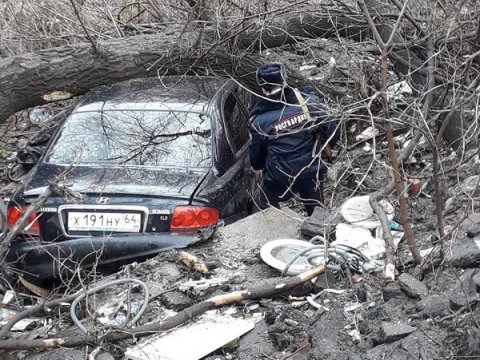 Саратовские росгвардейцы спасли водителя вылетевшего в овраг Hyundai