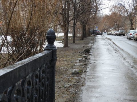 Саратовские общественники требуют вернуть демонтированную ограду сквера Первой учительницы