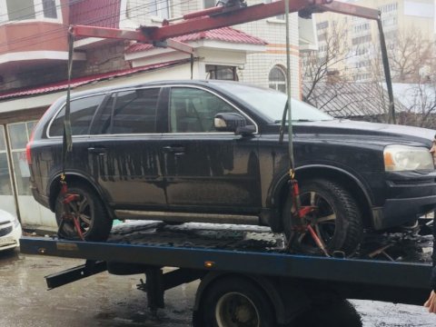 Саратовские приставы изъяли иномарку у обедавшего в кафе неплательщика