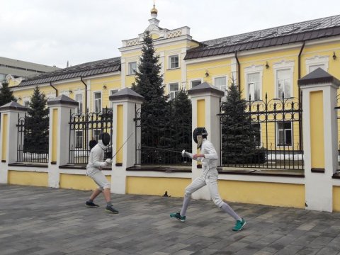 Спортсмены СГУ устроили дуэль на рапирах перед зданием епархии в Саратове