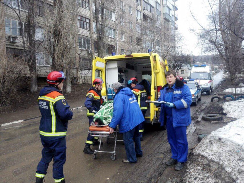 На улице Чернышевского девушка выпала из окна второго этажа