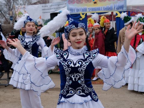 «Наурыз-2019»: Делегацию Казахстана осыпали монетами и конфетами