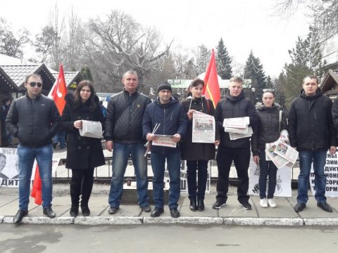 Коммунисты рассказали гуляющим в парке саратовцам о неработоспособности правительства