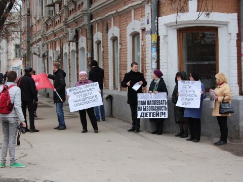 Саратовцы со второго раза провели акцию в защиту учеников школы №9