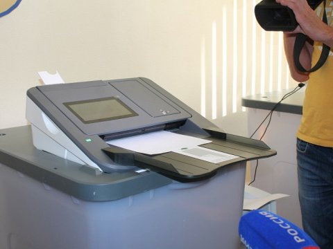 Сенатор Лукин отозвал законопроект о запрете съемки на избирательных участках