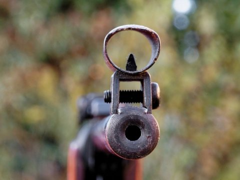 Саратовского учителя ОБЖ оштрафовали за выстрел школьника в одноклассника