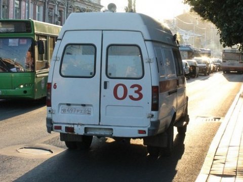 Саратовский водитель попал в больницу из-за открытого люка на дороге
