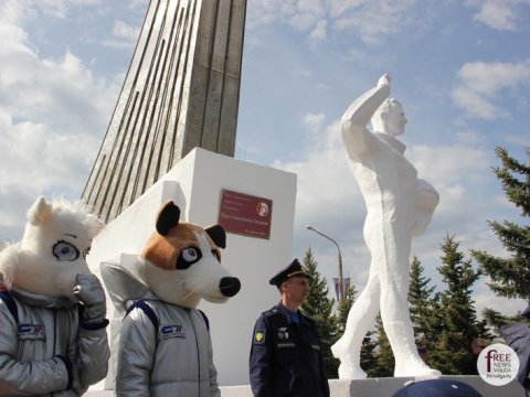 Отмечать День космонавтики на Гагаринское поле приехали туристы из Китая