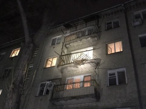 Саратовские спасатели сняли с дома аварийное балконное ограждение