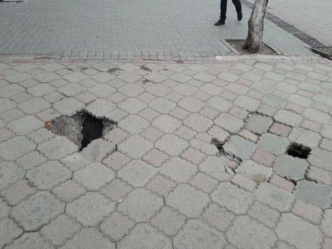 На проспекте Кирова вновь проваливается тротуарная плитка