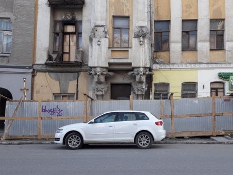 Саратовские водители снова паркуются у забора, утром рухнувшего на иномарку