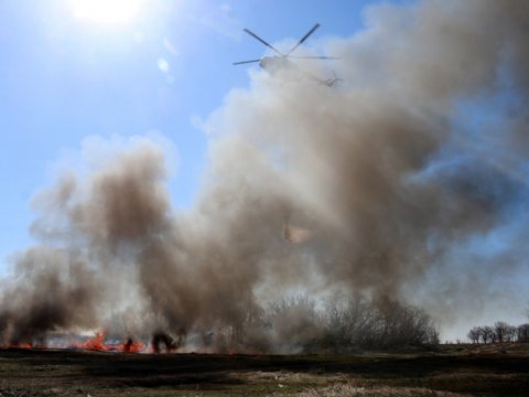 Под Саратовом сотрудники МЧС тушили пожар с вертолета