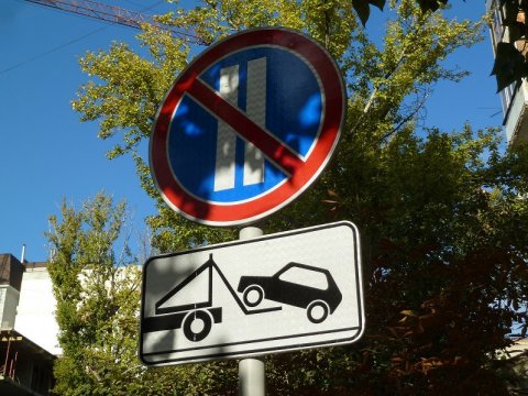 В Саратове многие временные знаки запрета «зимней» парковки превратились в постоянные