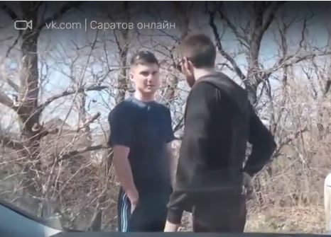 Один из участников дорожного конфликта на саратовской грунтовке достал оружие